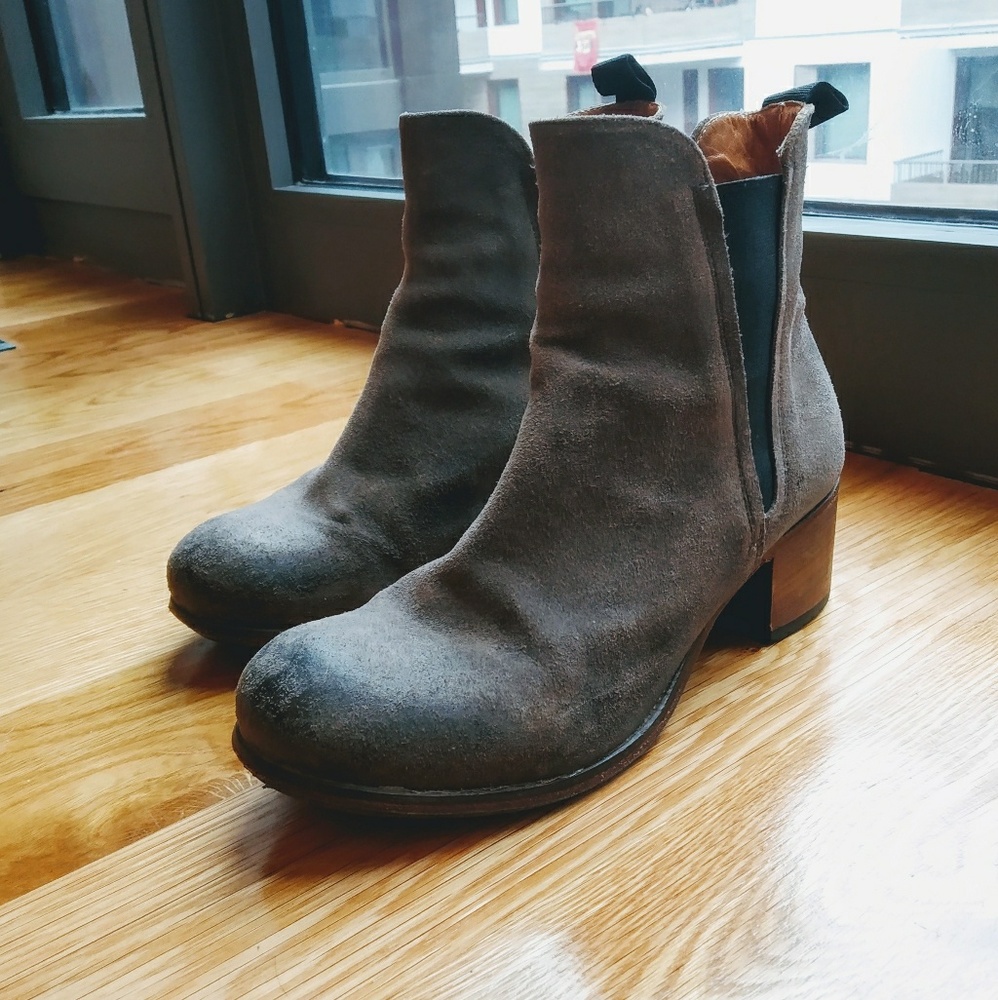 Gidigio Chelsea Boots with 2 inch heels